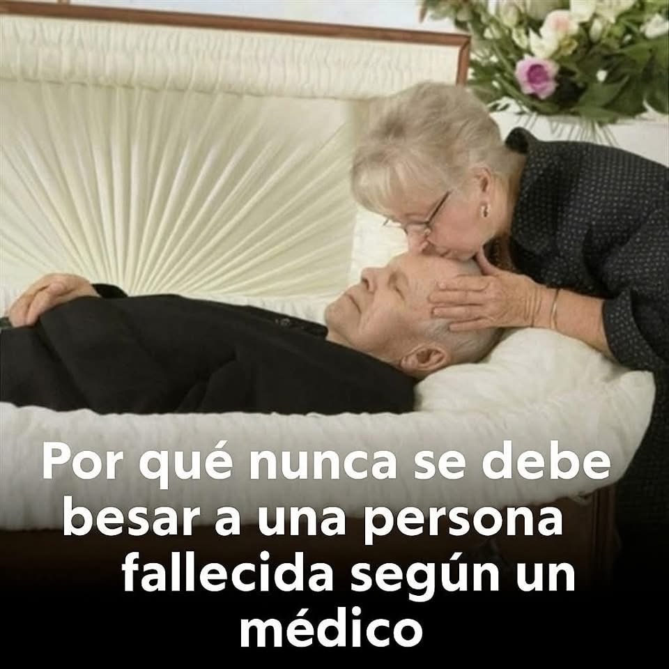 Espectáculo de un funeral donde una persona mayor besa a un difunto