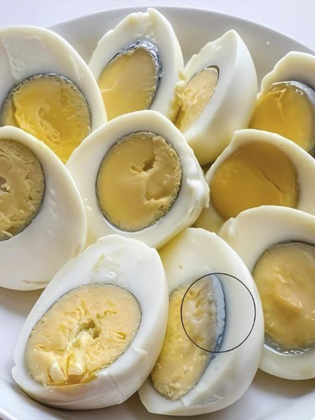 Huevos cocidos con anillo verde